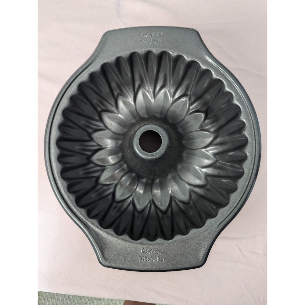 Wilton bundt cake mold pan 9.75 x 3.38 " non stick flower Sunflower ?